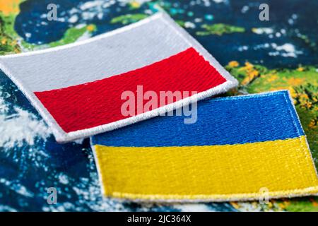 La bandiera dell'Ucraina e della Polonia, il concetto di cooperazione e di amicizia tra i paesi nonostante una storia dolorosa e difficile Foto Stock