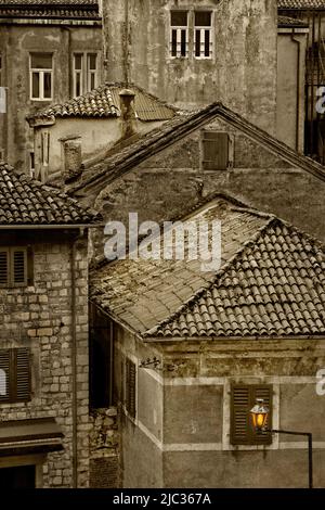 Vecchie case e luci di strada nella città vecchia Kotor, Montenegro Foto Stock