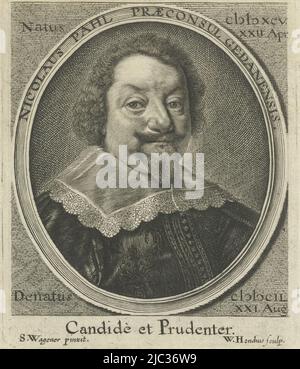 Busto a destra di Nicolas Pahl in una cornice ovale con scritta sul bordo in latino. Sotto il ritratto una seconda stampa con testo a sei righe dell'autore Johann Petrus Titius., Ritratto di Nicolas Pahl Nicolaus Pahl Praeconsul Gedansis (titolo sull'oggetto), tipografia: Willem Hondus, (menzionato sull'oggetto), dopo: Salomon Wegner, (menzionato sull'oggetto), Johann Peter Titz, (Menzionato sull'oggetto), Polonia, in o dopo il 1650, carta, incisione, incisione, incisione, h 119 mm x l 100 mm x h 29 mm x l 99 mm Foto Stock