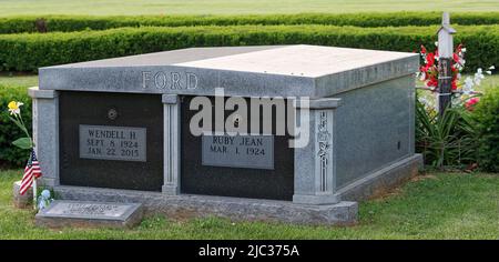 Una bandiera americana e una piccola statua di cherubini adornano il cimitero dell'ex United States Sen. Wendell Hampton Ford (1924-2015) il Memorial Day, Lunedi, 30 maggio 2022 a Rosehill-Elmwood Cemetery & Mausoleum a Owensboro, Daviess County, KY, USA. Ford era un veterano che ha servito nell'esercito degli Stati Uniti durante la seconda guerra mondiale ed allora la guardia nazionale dell'esercito del Kentucky prima di iniziare una carriera politica storied in 1965. (Foto di Apex MediaWire di Billy Suratt) Foto Stock