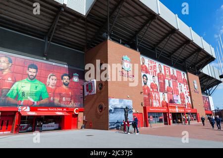 The Kop, Liverpool FC, Anfield Stadium, Liverpool, Inghilterra, REGNO UNITO Foto Stock