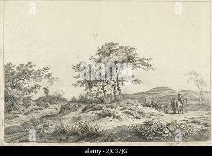 Un paesaggio collinare con una linea di alberi al centro. Sul sentiero c'è un uomo con braccio disteso in piedi accanto ad un uomo a cavallo. Sull'altro lato del lotto dell'albero un camminatore con un bastone nelle sue mani., Paesaggio con pilota e pedone, tipografo: Hermanus Fock, Amsterdam, 1781 - 1822, carta, incisione, a 168 mm x l 243 mm Foto Stock