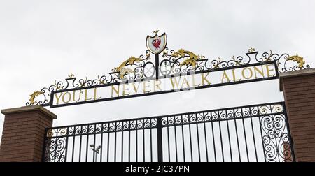 Non camminerai mai da solo, Shankly Gates, Liverpool Football Club, Anfield Stadium, Liverpool, Inghilterra, Regno Unito Foto Stock