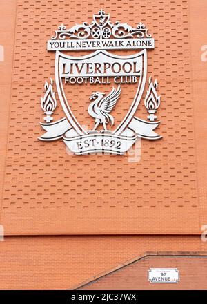 Liverpool football club crest sul muro di Anfield Stadium, Liverpool, Inghilterra, Regno Unito Foto Stock