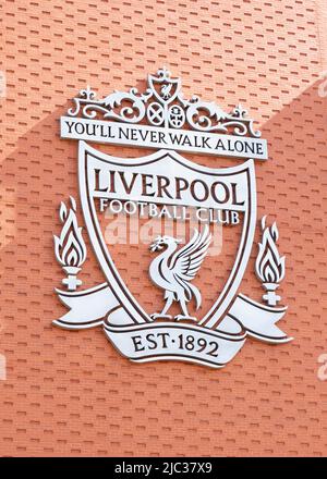 Liverpool football club crest sul muro di Anfield Stadium, Liverpool, Inghilterra, Regno Unito Foto Stock