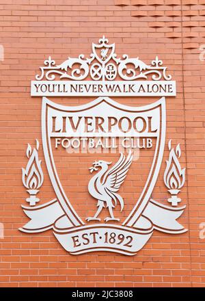 Liverpool football club crest sul muro di Anfield Stadium, Liverpool, Inghilterra, Regno Unito Foto Stock