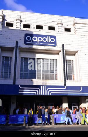 Manchester, Regno Unito. 9th giugno, 2022. Appassionati di musica al di fuori del locale di musica Apollo O2, Ardwick, Manchester, Regno Unito. Foto Stock