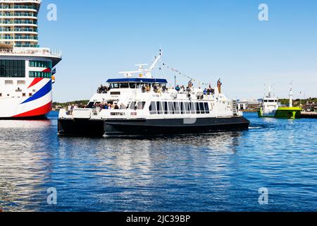 Traghetto passeggeri per catamarano ad alta velocità costiera, Teisten, entra nel porto di Stavanger, Norvegia. P & o Cruises MS Iona ormeggiato al molo Foto Stock