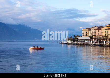 Bellagio, Italia, novembre 2021. Una piccola e pittoresca località turistica di Bellagio Italia, sulle rive del Lago di Como. Belle case e ville di lusso, e. Foto Stock