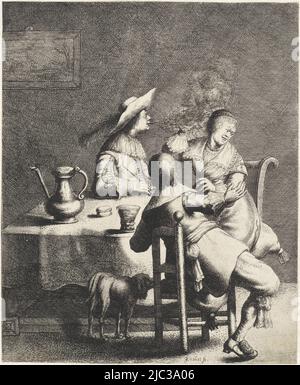 All'interno, due uomini e una donna si siedono attorno ad un tavolo. Uno degli uomini soffia fumo da un tubo verso la donna che sta tenendo la mano. In primo piano un cane. Sul tavolo una brocca di peltro, un rummer e una scatola di tabacco, Smoker soffia fumo verso una donna odore i cinque sensi (titolo della serie), creatore di stampa: Jan Gillisz. Van Vliet, (menzionato sull'oggetto), Leiden, 1634, carta, incisione, incisione, h 141 mm x l 198 mm Foto Stock