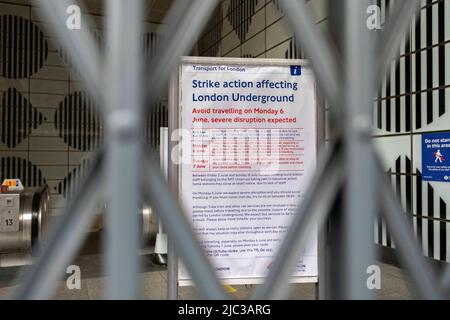 Un importante sciopero della metropolitana è guidato da membri del Rail, Maritime and Transport Union (RMT) per 24 ore. Ha causato gravi disagi in tutta la città du Foto Stock