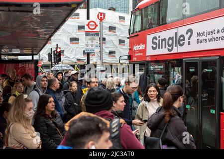 Un importante sciopero della metropolitana è guidato da membri del Rail, Maritime and Transport Union (RMT) per 24 ore. Ha causato gravi disagi in tutta la città du Foto Stock