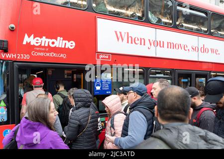 Un importante sciopero della metropolitana è guidato da membri del Rail, Maritime and Transport Union (RMT) per 24 ore. Ha causato gravi disagi in tutta la città du Foto Stock