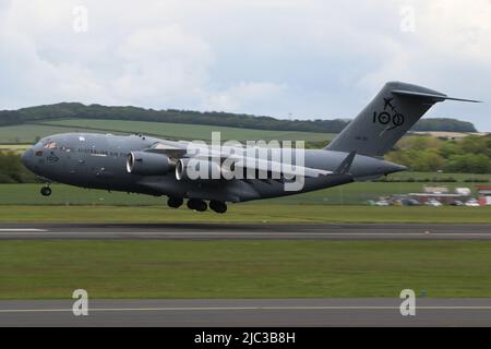 A41-210, un Boeing C-17 Globemaster III operato dalla Royal Australian Air Force (RAAF), che indossa dei segni per celebrare il centenario della forza, arrivando all'aeroporto internazionale di Prestwick nell'Ayrshire, in Scozia. Foto Stock