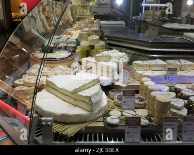 Un assortimento di formaggi in mostra al Les Halles de Lyon - Paul Bocuse; un paradiso per la gastronomia francese, dove tutti i migliori chef procurano i loro ingredienti. Foto Stock