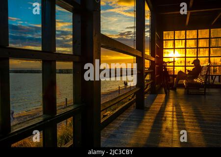 Hel, Voivodeship Pomeraniano / Polonia - Giugno 2 2022: Molo di osservazione e passeggiata in legno sul Parco delle dune di Hel, Polonia, Penisola di Hel. Foto Stock