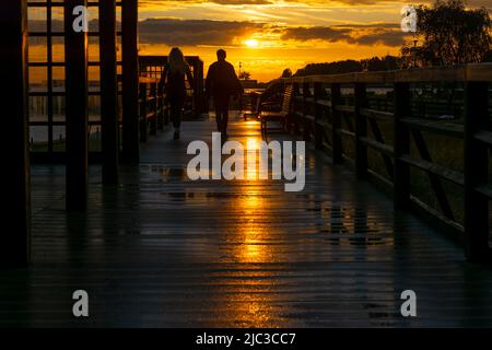 Hel, Voivodeship Pomeraniano / Polonia - Giugno 2 2022: Molo di osservazione e passeggiata in legno sul Parco delle dune di Hel, Polonia, Penisola di Hel. Foto Stock