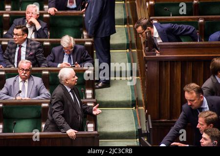 Varsavia, Polonia. 09th giugno 2022. Jaroslaw Kaczynski - il presidente del partito di governo per la legge e la giustizia (PIS), parla con il primo ministro Mateusz Morawiecki durante una sessione del Sejm polacco nella Camera bassa del Parlamento polacco. Credit: SOPA Images Limited/Alamy Live News Foto Stock