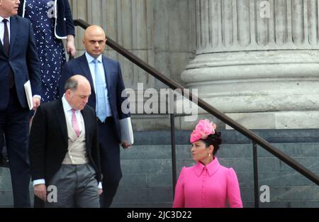 Londra, UK - 06.03.2022: priti Patel e Sajid Javid lasciano la cattedrale di st Pauls dopo il giubileo di platino grazie al servizio della Regina Elisabetta Foto Stock