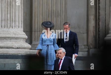 Londra, Regno Unito. 3 giugno 2022: David Cameron e la moglie Samantha arrivano a San Paolo per partecipare al Servizio Nazionale del Ringraziamento nella Cattedrale di San Paolo come parte delle celebrazioni del Giubileo del platino per la Regina Foto Stock