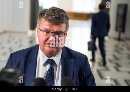 Varsavia, Polonia. 09th giugno 2022. Il deputato Maciej Wasik del partito al potere Legge e Giustizia (PIS) è visto durante una sessione del Sejm polacco nella Camera bassa del Parlamento polacco. (Foto di Attila Husejnow/SOPA Images/Sipa USA) Credit: Sipa USA/Alamy Live News Foto Stock