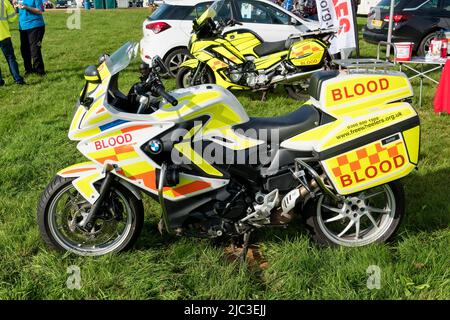 Frome, Somerset, UK - Settembre 25 2021: A Freehelers BMW F800 GT Blood Bike (WX14 ETA) che appartiene al Blood Service britannico Foto Stock