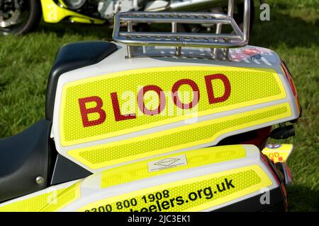 Frome, Somerset, UK - Settembre 25 2021: Primo piano di un UK Freeholers Emergency Voluntary Service BMW F 800 GT Blood Bike (WX14 ETA) Foto Stock