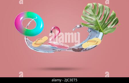 Collage con accessori da spiaggia, foglie tropicali e spruzzi d'acqua su sfondo rosa Foto Stock
