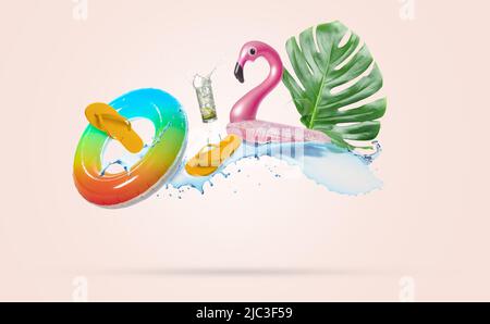 Collage con accessori da spiaggia, foglie tropicali e spruzzi d'acqua su sfondo chiaro Foto Stock