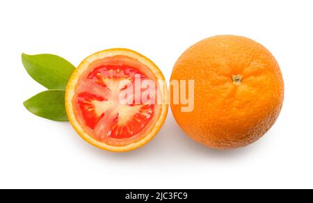 Tagliare l'arancia con il pomodoro all'interno isolato su bianco. Concetto di manipolazione fotografica e OGM Foto Stock