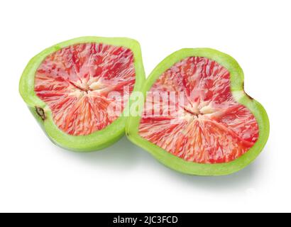 Tagliare il pomodoro con l'arancio di sangue all'interno su sfondo bianco. Concetto di manipolazione fotografica e OGM Foto Stock