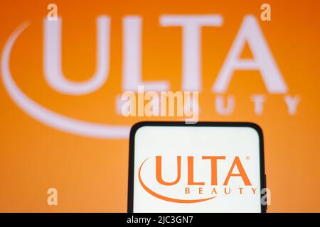 In questa figura, il logo Ulta Beauty viene visualizzato sullo schermo dello smartphone e sullo sfondo. Foto Stock