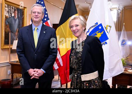 Il governatore del Massachusetts Charles Charlie Baker e la principessa Astrid del Belgio incontrano un incontro presso l'ufficio cerimoniale del governatore, a Boston, durante una Missione economica belga negli Stati Uniti d'America, giovedì 09 giugno 2022. Dal 4th al 12th giugno una delegazione con la Principessa e vari Ministri visiterà Atlanta, New York e Boston. BELGA PHOTO LAURIE DIEFFEMBACQ Foto Stock