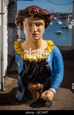 Navi Figurehead esterno negozio di strumenti marini Bosun's Locker Chandlery , Falmouth, Cornovaglia Foto Stock