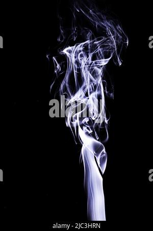 Ricci di fumo bluastro senza fuoco illuminato e che si innalzano su uno sfondo nero creando interessanti disegni, Lancaster, Pennsylvania Foto Stock