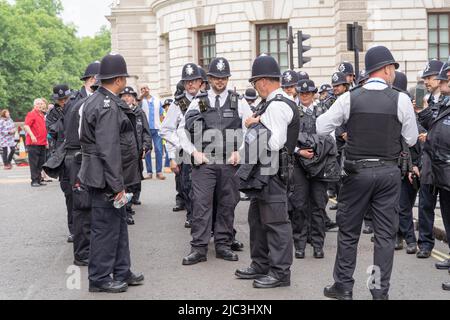 Uomini e donne della polizia si sono levati dal dovere dopo il giorno riuscito sul pageant per la celebrazione del Giubileo del platino della regina Londra, Inghilterra Regno Unito Foto Stock