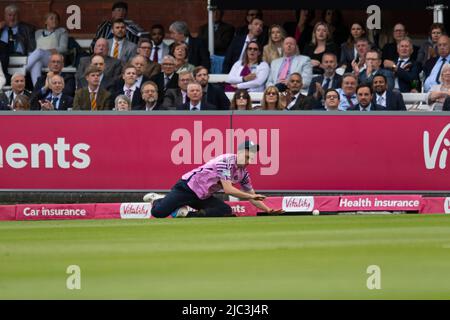 LONDRA, REGNO UNITO. 09th Giu 2022. Luke Hollman di Middlesex è il pallone durante Vitality Blast - Middlesex vs Surrey al Lord's Cricket Ground giovedì 09 giugno 2022 a LONDRA INGHILTERRA. Credit: Taka G Wu/Alamy Live News Foto Stock