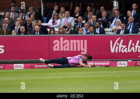 LONDRA, REGNO UNITO. 09th Giu 2022. Luke Hollman di Middlesex è il pallone durante Vitality Blast - Middlesex vs Surrey al Lord's Cricket Ground giovedì 09 giugno 2022 a LONDRA INGHILTERRA. Credit: Taka G Wu/Alamy Live News Foto Stock