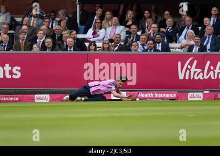 LONDRA, REGNO UNITO. 09th Giu 2022. Luke Hollman di Middlesex è il pallone durante Vitality Blast - Middlesex vs Surrey al Lord's Cricket Ground giovedì 09 giugno 2022 a LONDRA INGHILTERRA. Credit: Taka G Wu/Alamy Live News Foto Stock