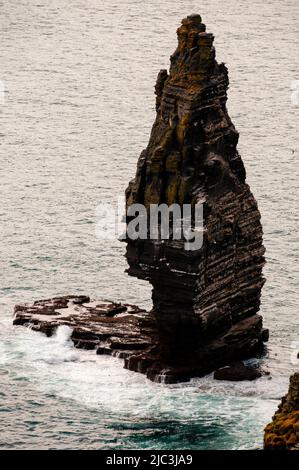 Una pila di mare di Branán Mór dalle scogliere di Moher in Irlanda. Foto Stock