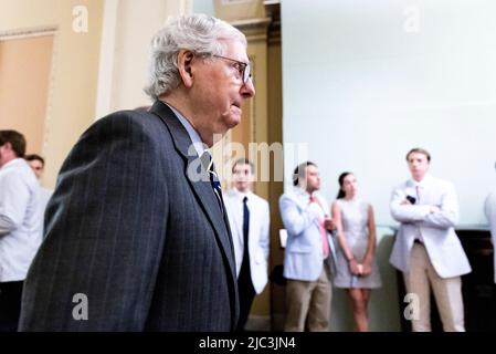 Washington, Vereinigte Staaten. 09th giugno 2022. Il leader della minoranza del Senato degli Stati Uniti Mitch McConnell (repubblicano del Kentucky) cammina verso la camera del Senato giovedì 9 giugno 2022. Credit: Julia Nikhinson/CNP/dpa/Alamy Live News Foto Stock