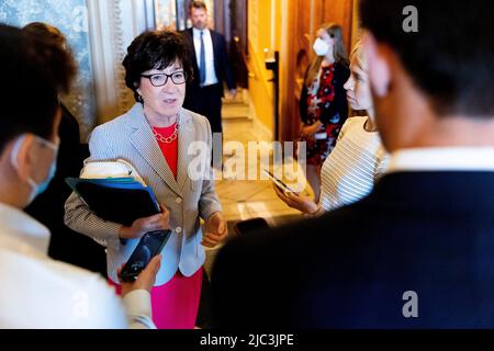 Washington, Vereinigte Staaten. 09th giugno 2022. Il senatore degli Stati Uniti Susan Collins (repubblicano del Maine) parla ai giornalisti fuori della Camera del Senato giovedì 9 giugno 2022. Credit: Julia Nikhinson/CNP/dpa/Alamy Live News Foto Stock