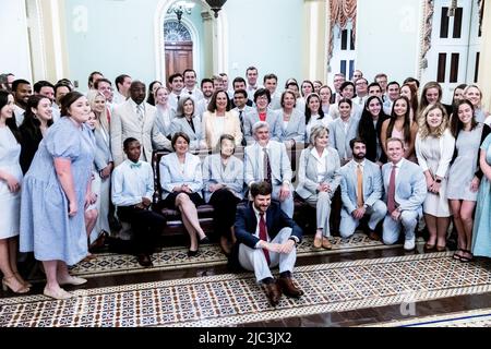 Washington, Vereinigte Staaten. 09th giugno 2022. I senatori e il personale posano per una foto del giovedì del seersucker fuori dalla camera del Senato giovedì 9 giugno 2022. Credit: Julia Nikhinson/CNP/dpa/Alamy Live News Foto Stock