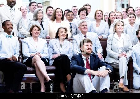 Washington, Vereinigte Staaten. 09th giugno 2022. I senatori e il personale posano per una foto del giovedì del seersucker fuori dalla camera del Senato giovedì 9 giugno 2022. Credit: Julia Nikhinson/CNP/dpa/Alamy Live News Foto Stock