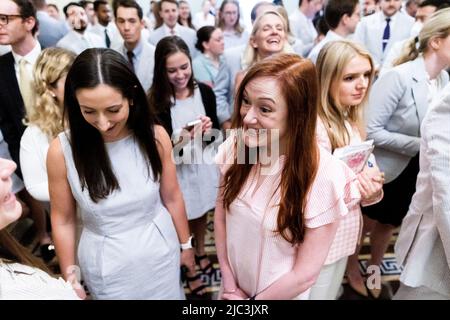 Washington, Vereinigte Staaten. 09th giugno 2022. Il personale aspetta per unirsi al seersucker Giovedi foto fuori della Camera del Senato Giovedi, 9 giugno 2022. Credit: Julia Nikhinson/CNP/dpa/Alamy Live News Foto Stock