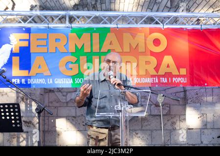 Roma, Italia. 09th giugno 2022. Il fumettista italiano Vauro Senesi durante l'assemblea pubblica per la pace in Piazza Vittorio a Roma (Photo by Matteo Nardone/Pacific Press) Credit: Pacific Press Media Production Corp./Alamy Live News Foto Stock