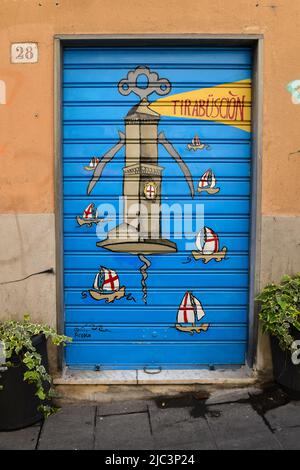 Uno scivolo abbassato decorato con un colorato dipinto di Street art nel centro storico di Genova, Liguria, Italia Foto Stock