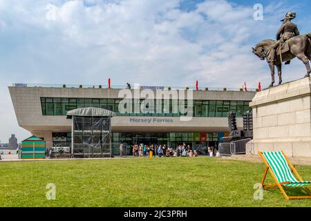 Vista verso Mersey Ferries da Canada Boulevard con la statua di Edward VII a Liverpool. Foto Stock