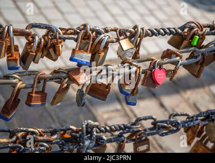 Amore serrature sulla recinzione sul lungomare di Liverpool in memoria di una persona amata perduta. Foto Stock
