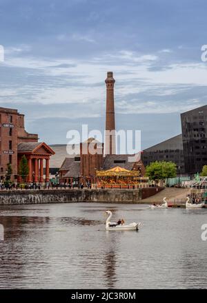 Molo di Liverpool con vista sulla Pumphouse e sulle alte navi. Foto Stock